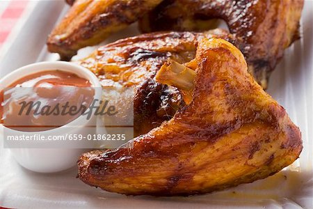 Grilled chicken wings with ketchup (close-up)