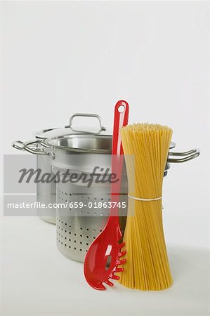 Spaghetti, pans and spaghetti server