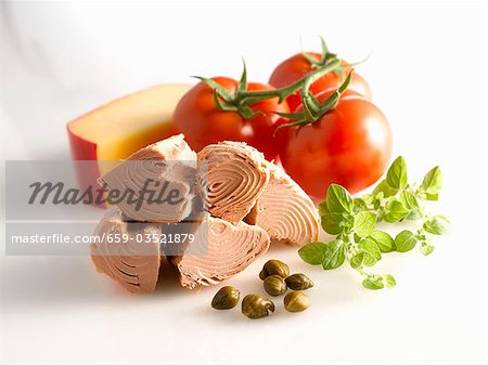 Tinned tuna, capers, oregano, tomatoes and Edam cheese Tinned tuna, capers, oregano, tomatoes and Edam cheese