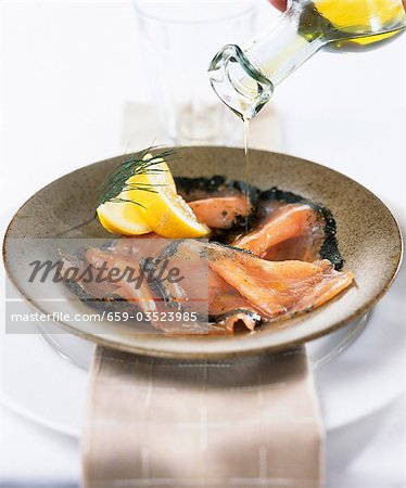 Sprinkling gravlax with olive oil
