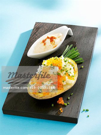 Baked potato with keta caviar and chives