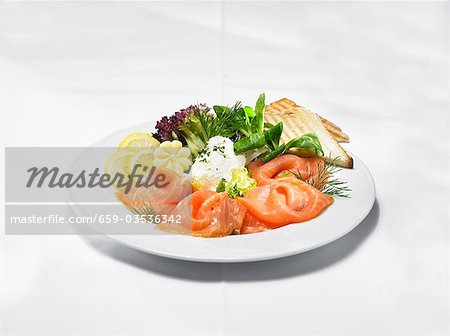 Smoked salmon with horseradish cream, salad leaves and toast