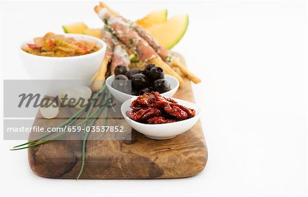 Antipasti (dried tomatoes, olives, grissini, melon)
