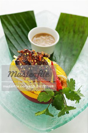 Mango and quail salad with coriander and peanut sauce (Asia)