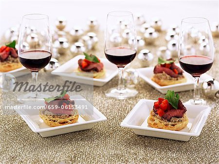 Canapes with roast beef and red wine