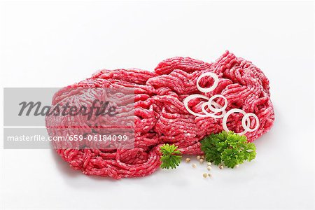 Freshly minced meat, onion rings and parsley Freshly minced meat, onion rings and parsley