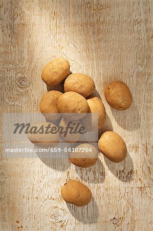 Potatoes on a wooden surface (seen from above)