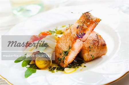 A salmon fillet with a wrap (filled with cherry tomatoes and rocket)