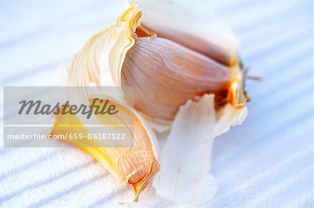 Garlic cloves (close-up)