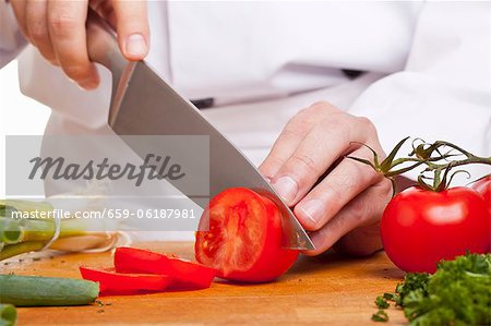 Slicing tomatoes