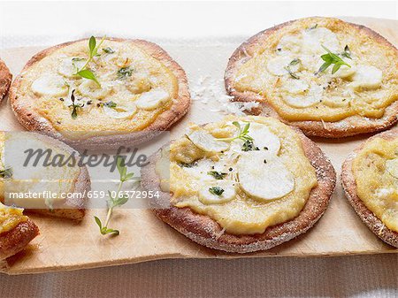 Mini pizzas topped with Jerusalem artichokes and Jerusalem artichoke puree