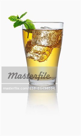 Apple juice spritzer with ice cubes and mint Apple juice spritzer with ice cubes and mint