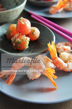 Steamed prawns with preserved tomatoes (Asia)
