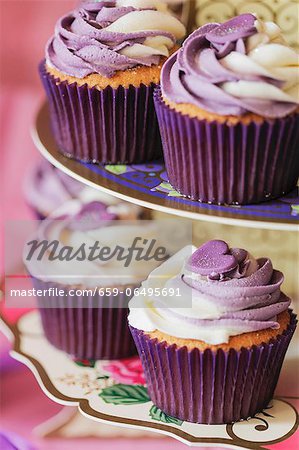 Cupcakes with vanilla and blueberry frosting on a cake stand