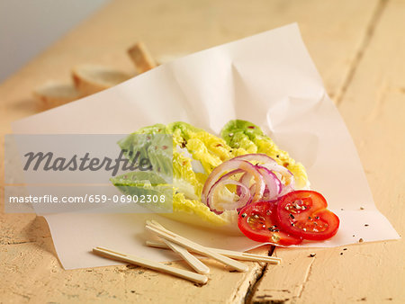 Lettuce hearts with onions and tomatoes