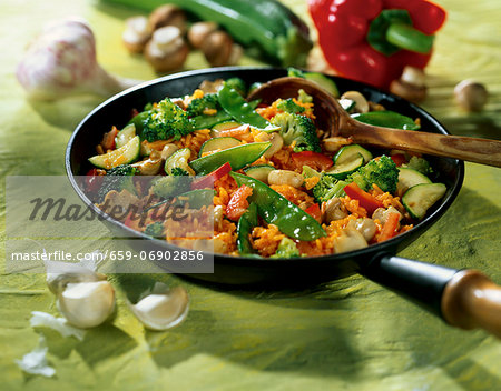 Fried rice with garlic and vegetables