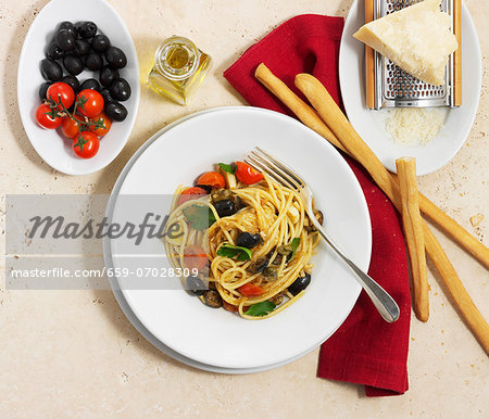 Spaghetti with olives and tomatoes