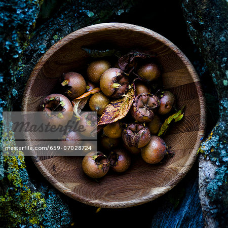 Medlars in a wooden bowl (view from above)