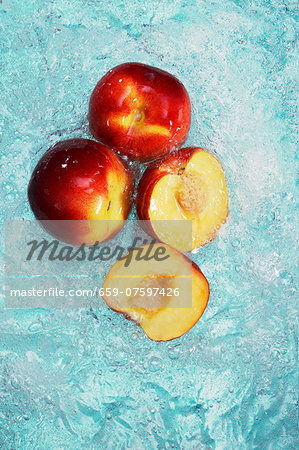 Peaches, whole and halved, in water