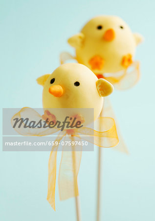 Two Easter chick cake pops