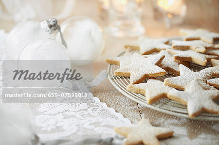 Vanilla stars on a wire rack (Christmassy) Vanilla stars on a wire rack (Christmassy)