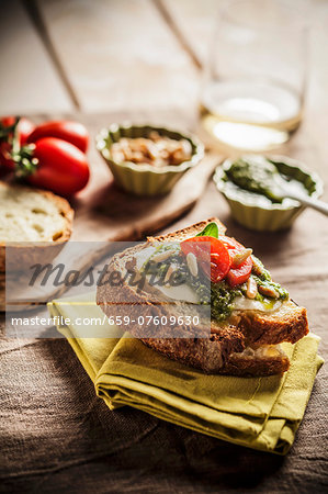 Bruschetta al pesto (toast with basil pesto) Bruschetta al pesto (toast with basil pesto)