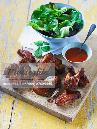 Spicy chicken wings with chipotle, chilli sauce and lettuce