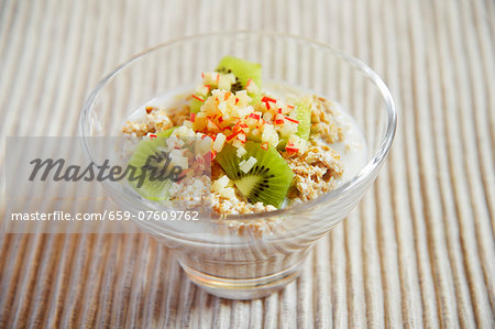 Porridge with apple and kiwi