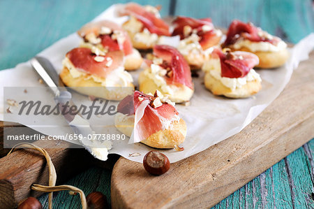 Canapés with cream cheese and smoked Italian ham