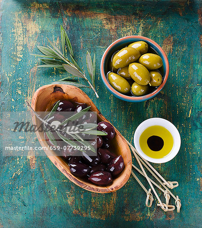 Black and green olives with olive oil