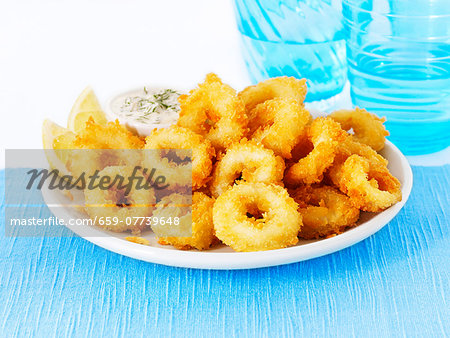Deep-fried squid rings with tartare sauce