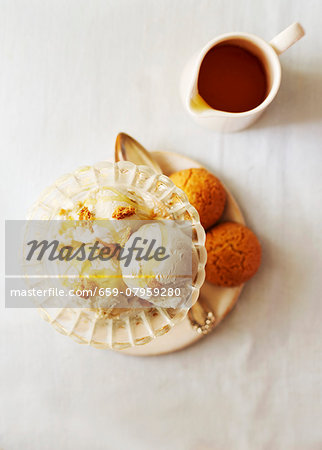 Vanilla ice cream with honey and almond biscuits