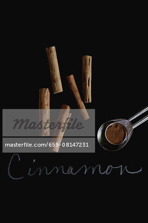Cinnamon sticks and ground cinnamon with a label