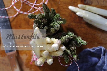 Bundles of green and white asparagus (seen from above)
