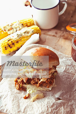 Pulled pork slider with apple coleslaw and grilled corn cobs (USA)