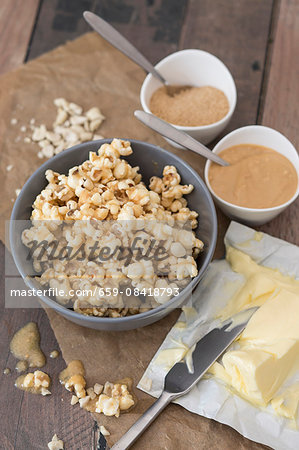 Popcorn flavoured with sugar, peanut mousse and butter