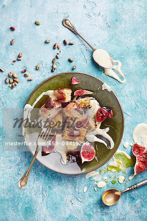 Pistachio cake with fresh figs (seen from above) Pistachio cake with fresh figs (seen from above)