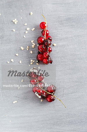 Chocolate-coated redcurrants and chopped almonds Chocolate-coated redcurrants and chopped almonds