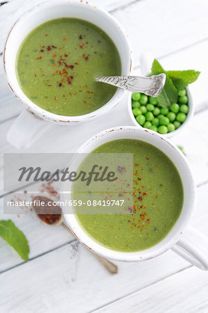 Pea soup with mint and chilli flakes (seen from above)