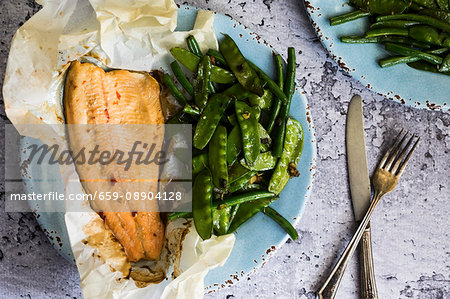 Fish baked in paper with beans and mange tout