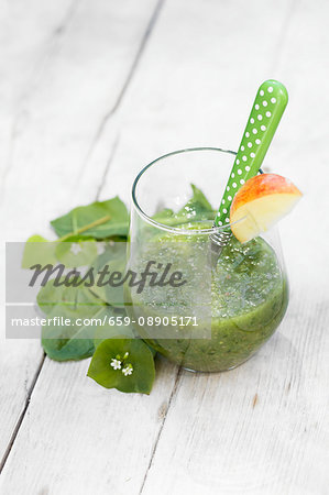 A green smoothie with apple