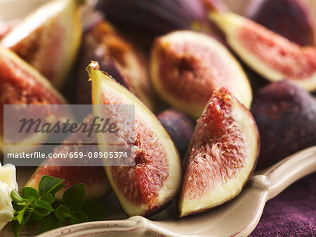 Fresh red figs (close-up)