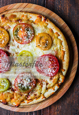 Cheese and tomato pizza