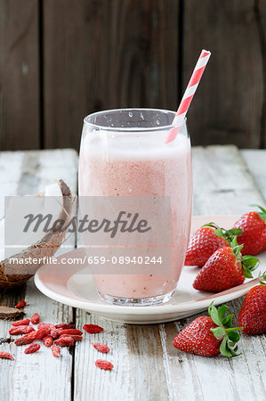 Strawberry and coconut milk smoothie with goji berries