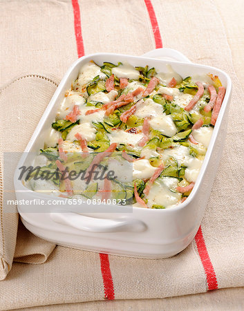 Pasta bake with courgettes, mozzarella and ham