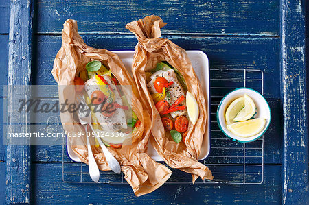 Cod with vegetables baked in parchment