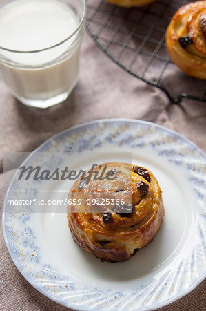 Cinnamon buns with raisins