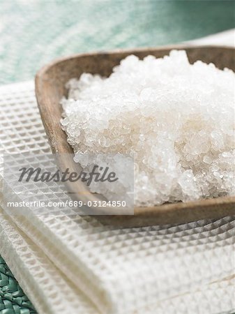 Peeling salts in a wooden bowl