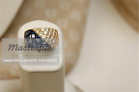 18k yellow gold ring 5.25 carats of princess cut saphires and 1.82 carats of diamonds
