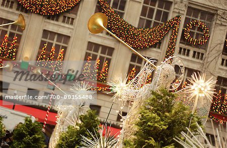 Channel Gardens at Christmas Rockefeller Centre New York, New York, USA